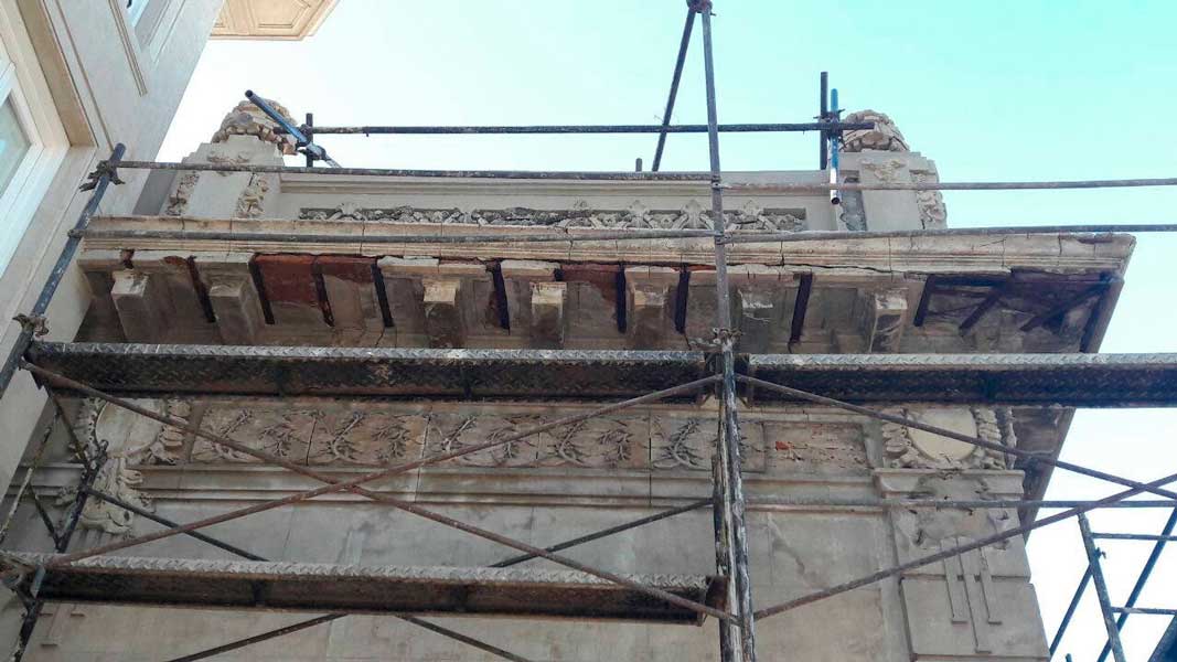 Reparación de cornizas y ménsulas.