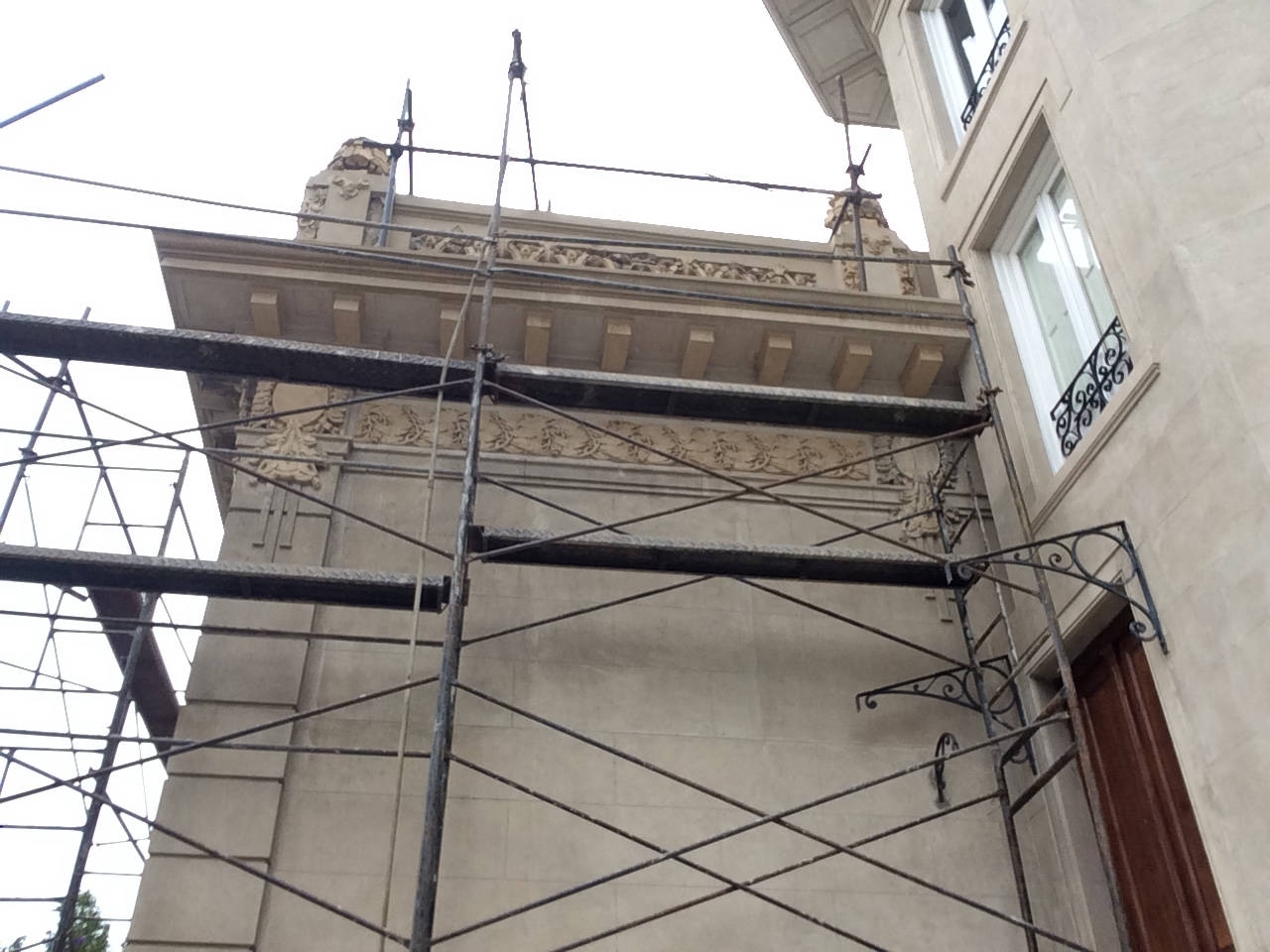 Reparación de cornizas y ménsulas.