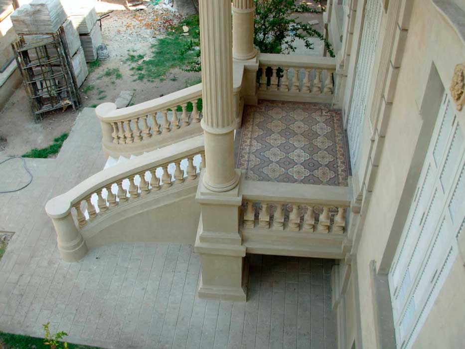 Escalera y recepción