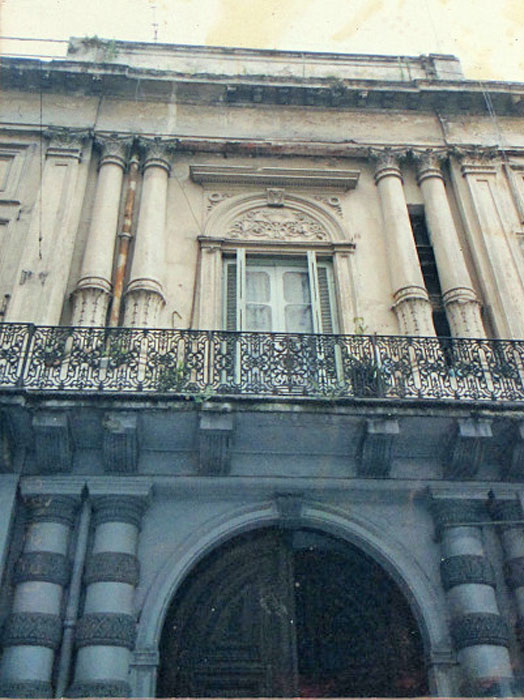 Balcón sobre la entrada al edificio.
