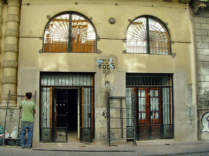 Frente convertido en local comercial.