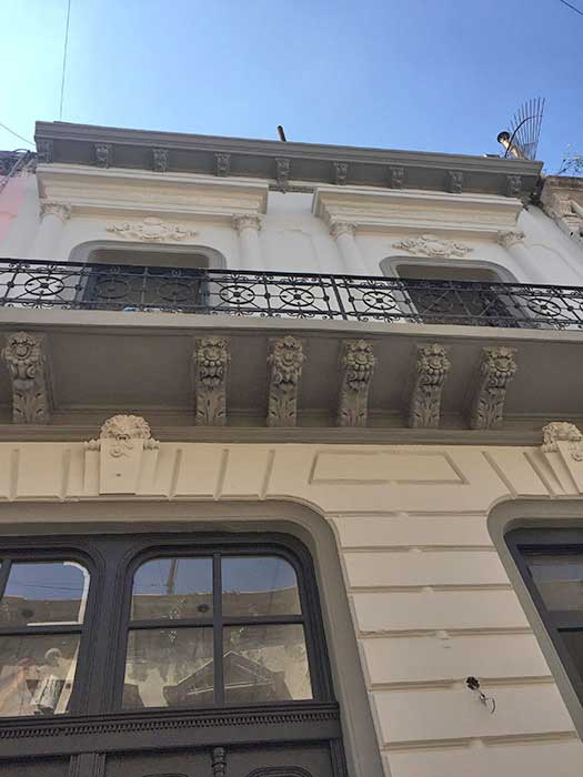 Detalle de balcón y ménsulas.