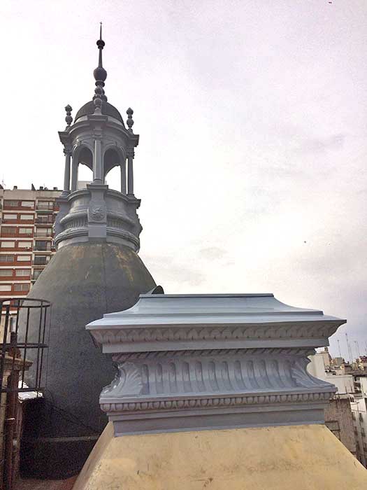Cúpula y sombrerete de chimenea.